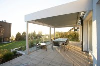 Deze pergola regelt zelf of je terras open of dicht is